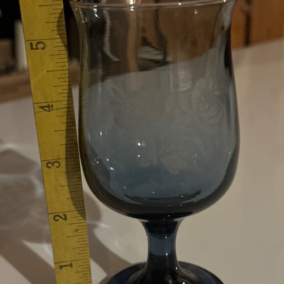 VTG Pfaltzgraff Yorktowne Etched Cobalt Blue Set of 2 Stemmed Wine Glasses 5.5" - Picture 5 of 5